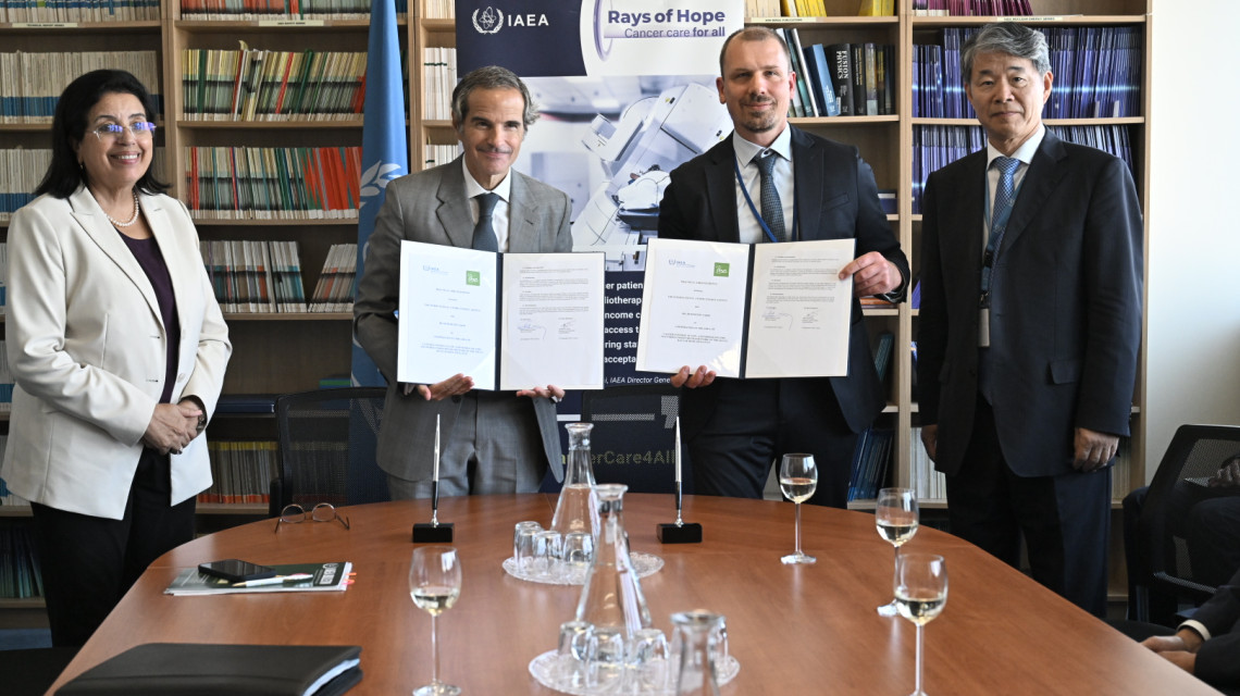During the IAEA's 68th General Conference in September 2024, Director General Rafael Mariano Grossi signed a strategic partnership agreement with J?rg Leske, Manager RTV at IBA Dosimetry GmbH under Rays of Hope.