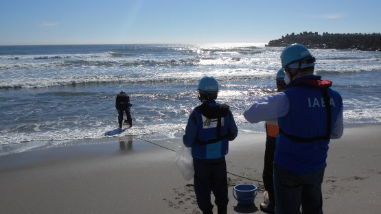 El OIEA realiza su primer muestreo de agua de mar tras la descarga por el Japón del agua tratada mediante el ALPS y halla un nivel de tritio por debajo del límite